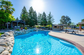 Casteel - 4,500 sq-ft retreat with a pool and hot tub in the middle of wine country!